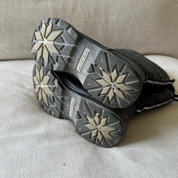 Lands End Snowflake Insulated Winter Boots, Size 3, Black - Picture 6 of 8